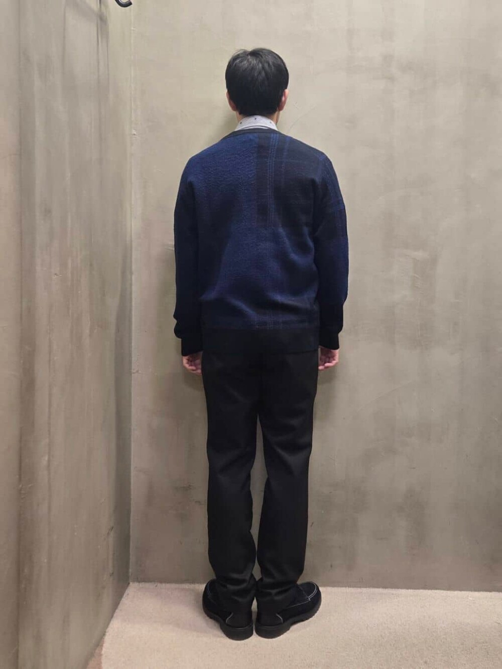 ブルー系のシャツ/ブラウスを着用したメンズの秋コーディネートの3枚目の写真