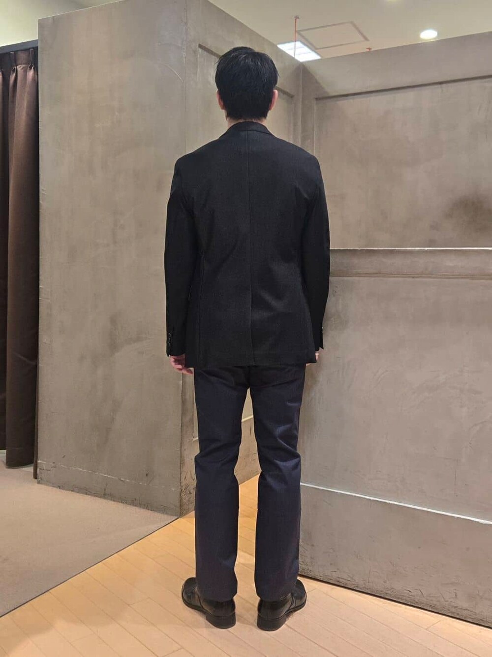 ブルー系のスラックス、ブラック系のドレスシューズを着用したメンズの冬コーディネートの5枚目の写真