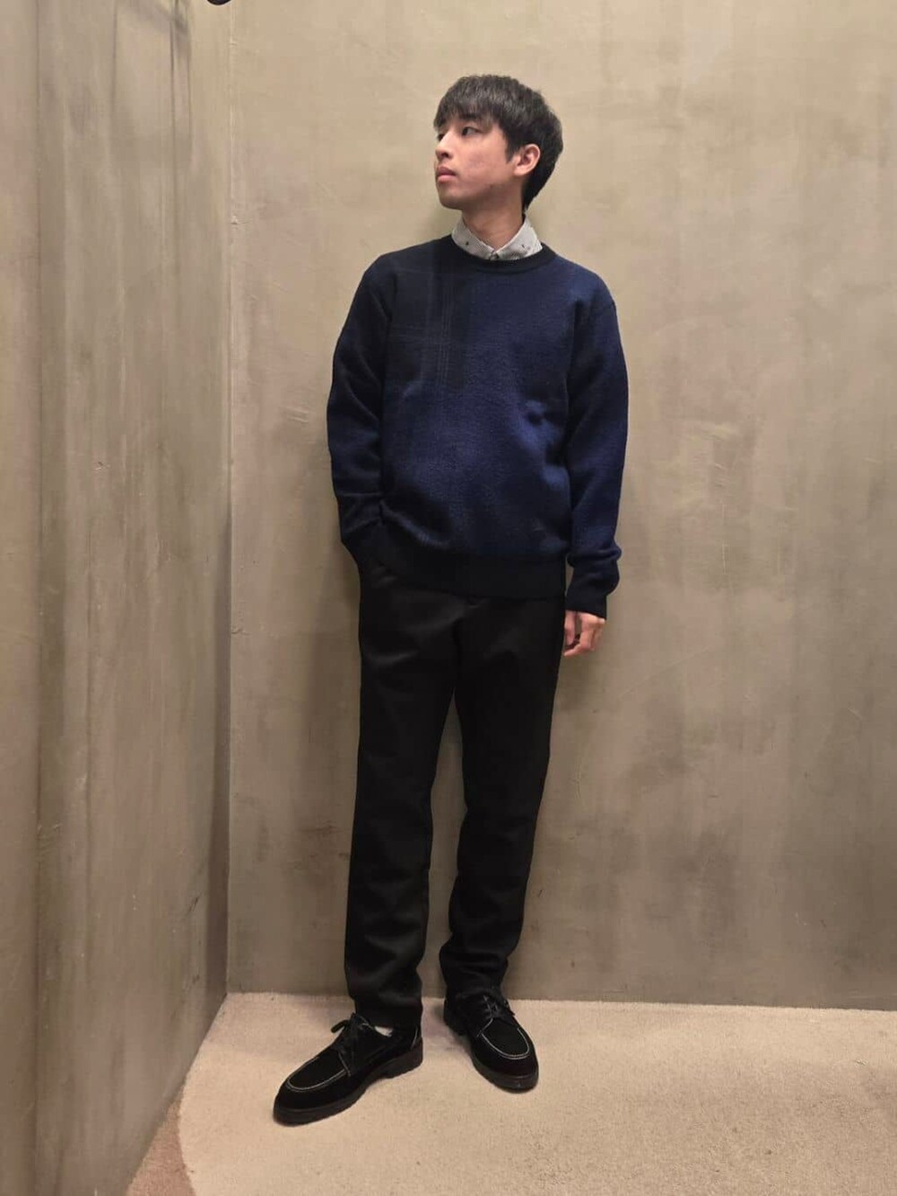 ブルー系のシャツ/ブラウスを着用したメンズの秋コーディネートの4枚目の写真