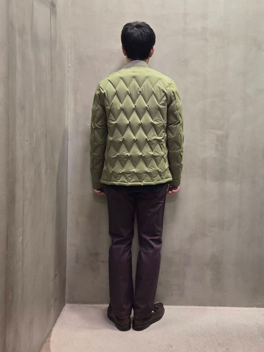 ブルー系のシャツ/ブラウス、レッド系のスラックスを着用したメンズの秋コーディネートの3枚目の写真