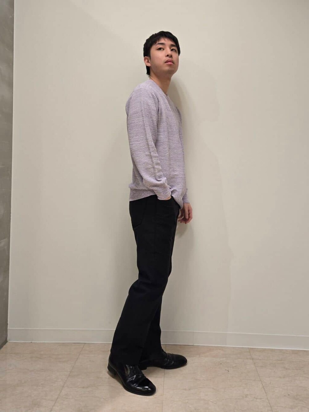 ブラック系のスラックス、ブラック系のドレスシューズを着用したメンズの冬コーディネートの8枚目の写真