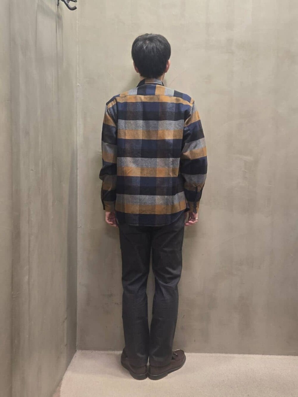グレー系のスラックスを着用したメンズの秋コーディネートの3枚目の写真