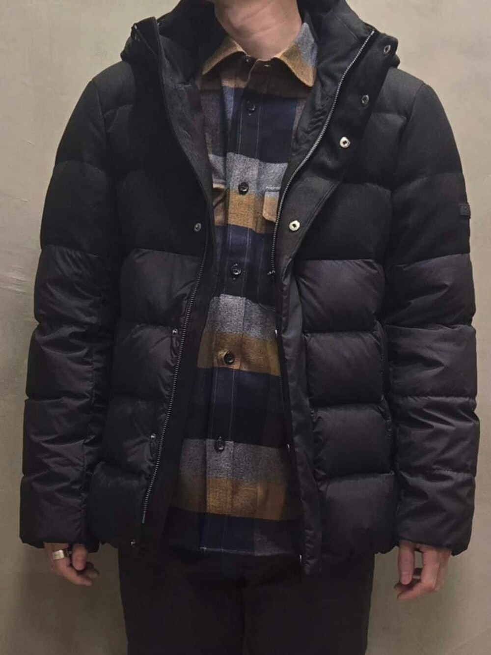 グレー系のスラックスを着用したメンズの秋コーディネートの5枚目の写真