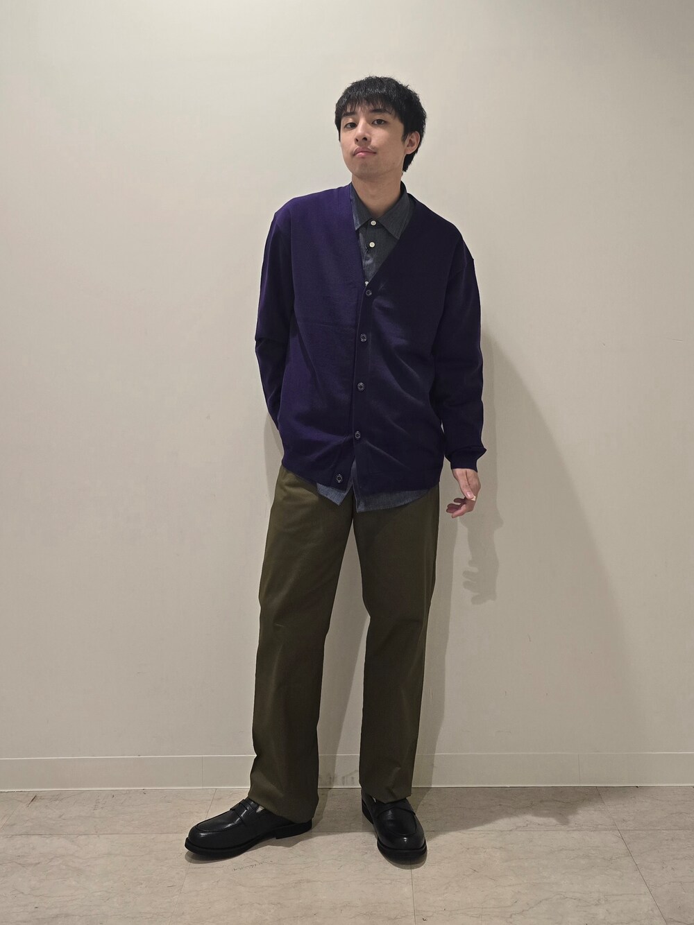 ブルー系のシャツ/ブラウス、パープル系のカーディガン/ボレロ、グリーン系のスラックスを着用したメンズの秋コーディネートの2枚目の写真