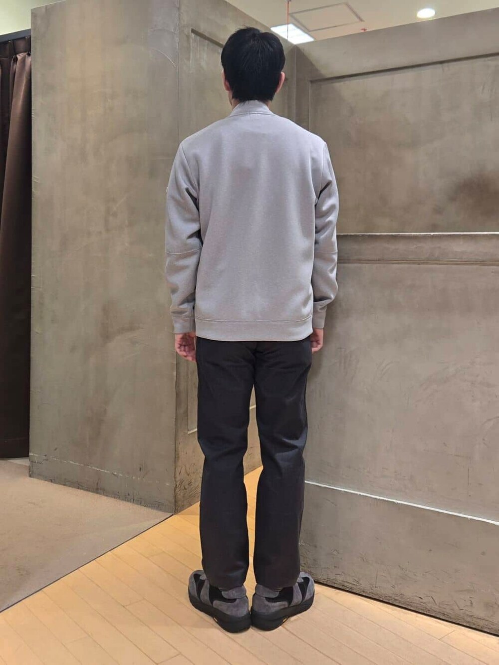 グレー系のスラックスを着用したメンズの冬コーディネートの3枚目の写真