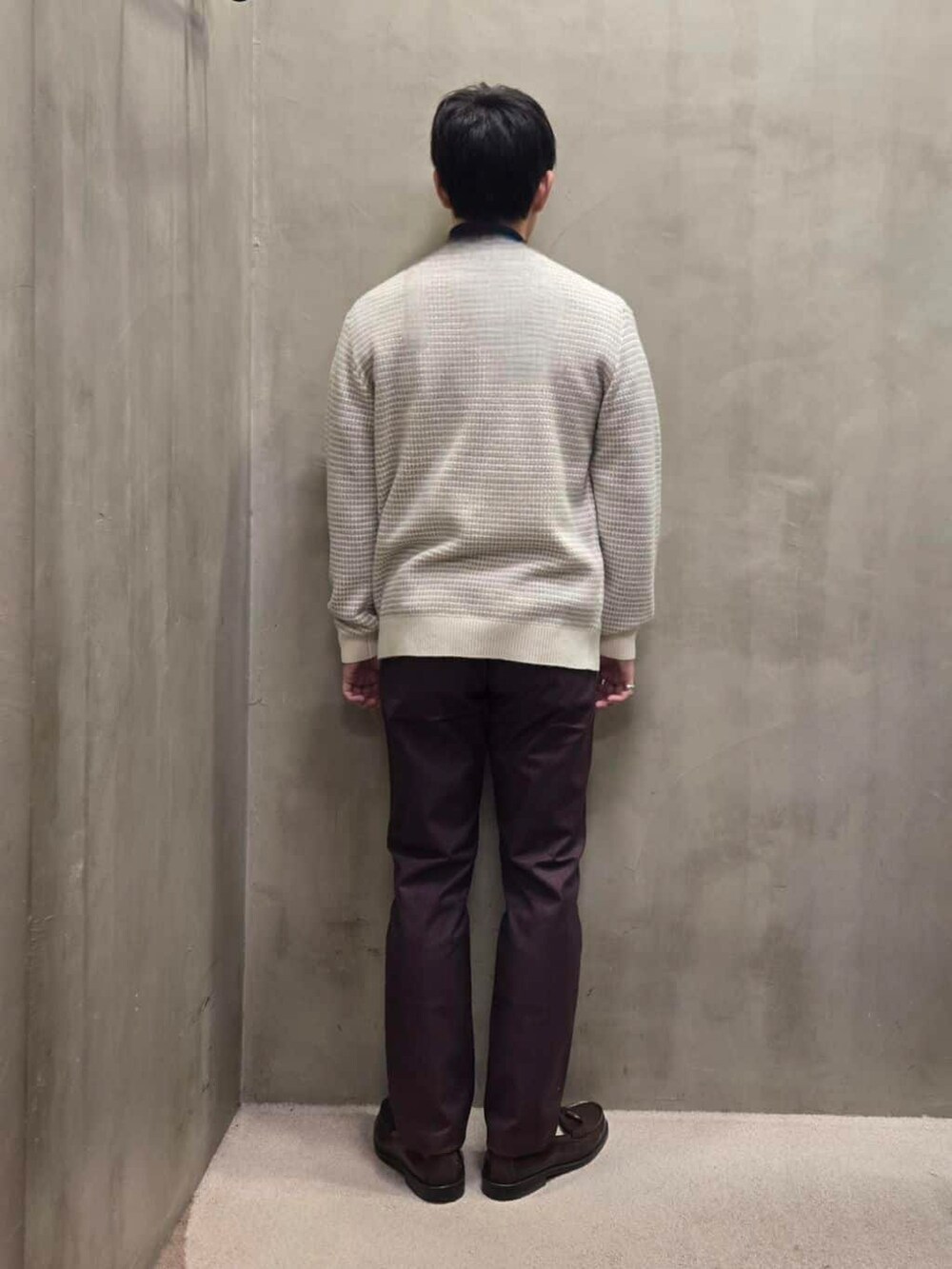 ブルー系のシャツ/ブラウス、レッド系のスラックスを着用したメンズの冬コーディネートの3枚目の写真