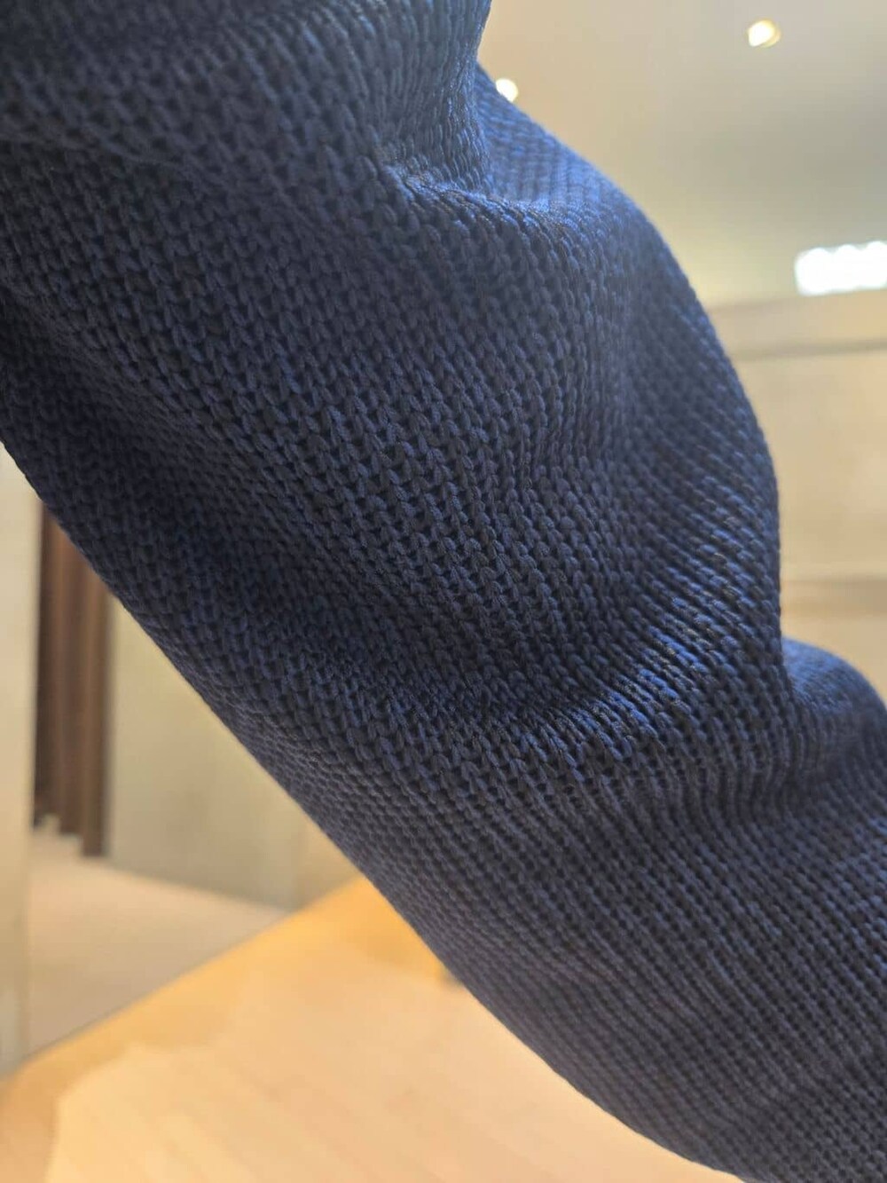 ブルー系のスラックス、ブラック系のドレスシューズ、ブルー系のショルダーバッグを着用したメンズの冬コーディネートの9枚目の写真