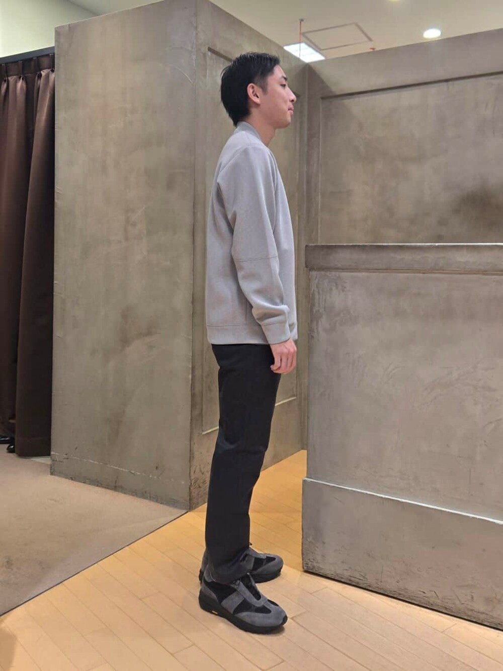 グレー系のスラックスを着用したメンズの冬コーディネートの4枚目の写真