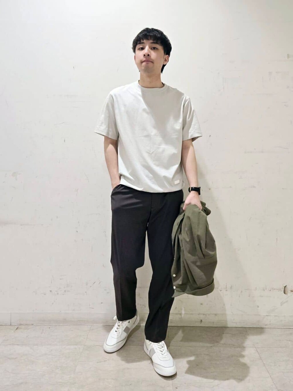 グレー系のTシャツ/カットソーを着用したメンズの春コーディネートの10枚目の写真
