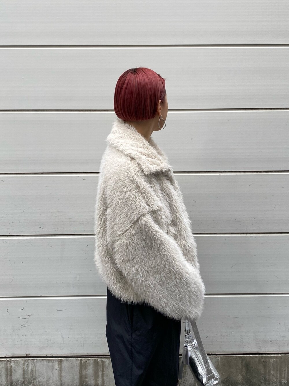 グレー系のジャケット/アウター、シルバー系のハンドバッグを着用したレディースの秋コーディネートの2枚目の写真