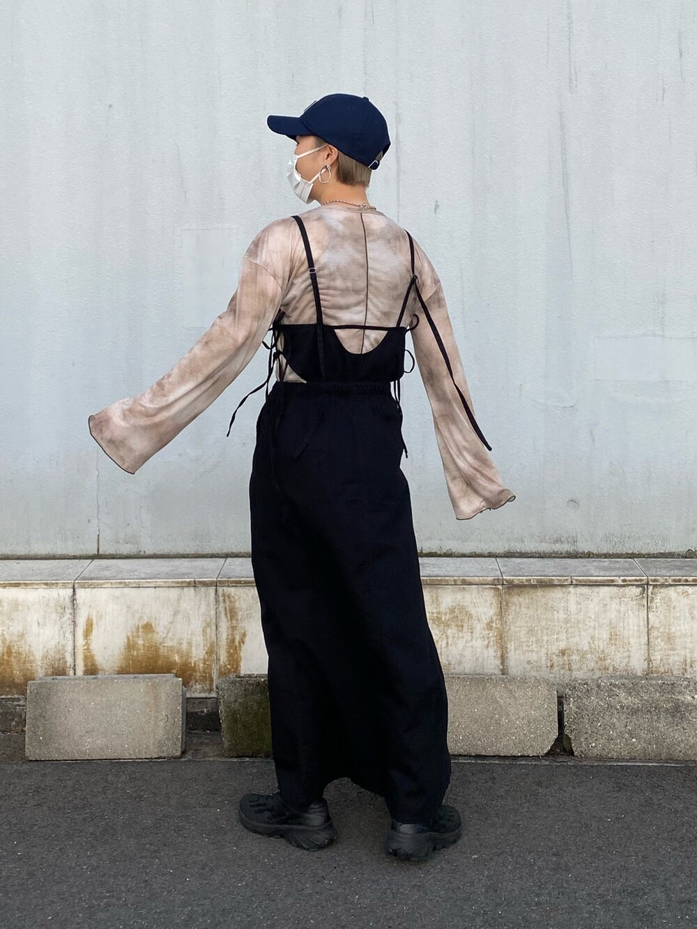 ブラウン系のTシャツ/カットソー、ブラック系のワンピースを着用したレディースの春コーディネートの2枚目の写真