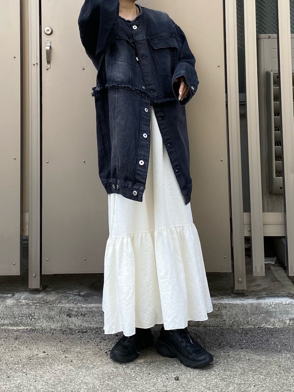 ホワイト系のワンピース、ブラック系のデニムジャケットを着用したレディースの秋コーディネートの2枚目の写真
