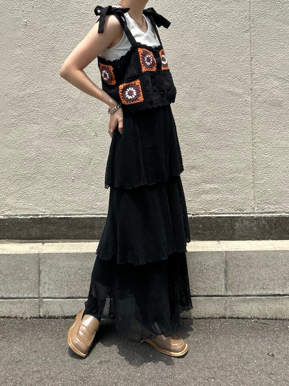 ブラック系のキャミソール、ブラック系のスカート、ホワイト系のタンクトップを着用したレディースの夏コーディネートの2枚目の写真