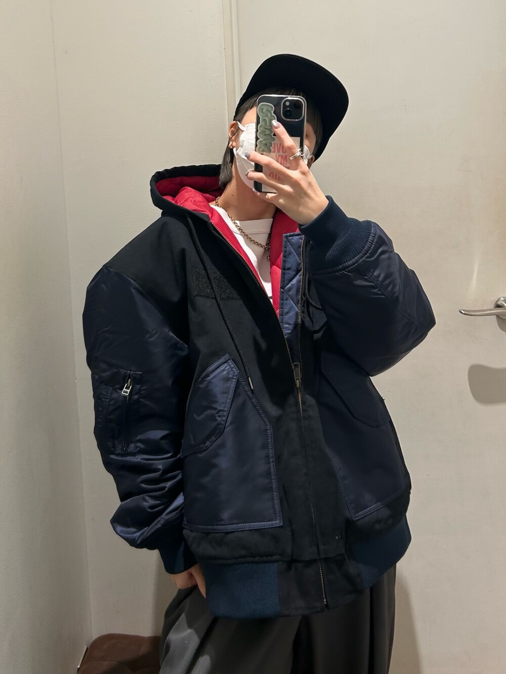 ブラック系のブルゾンを着用したレディースの冬コーディネートの2枚目の写真