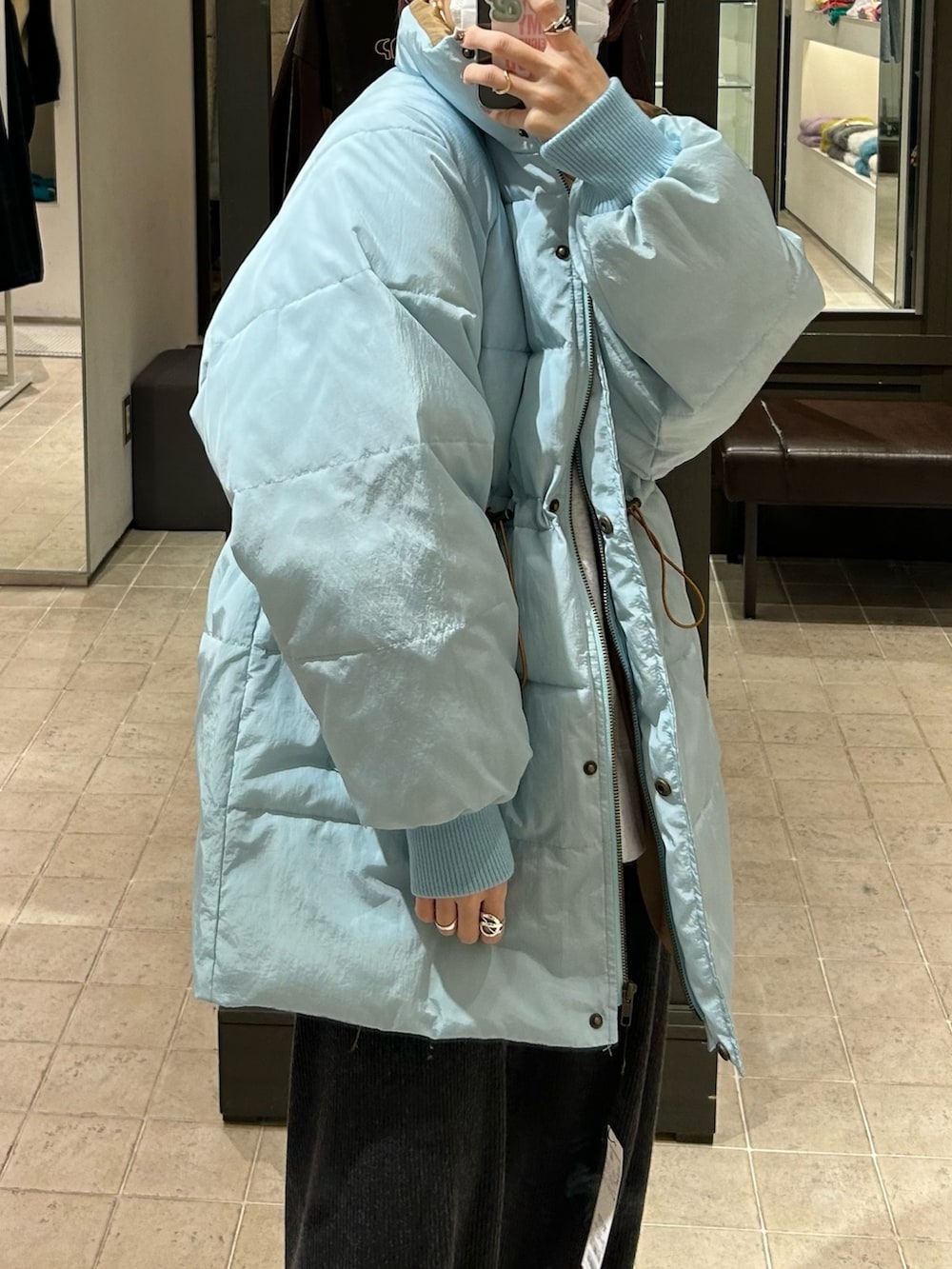 ブルー系のダウンジャケット/コートを着用したレディースの冬コーディネートの2枚目の写真