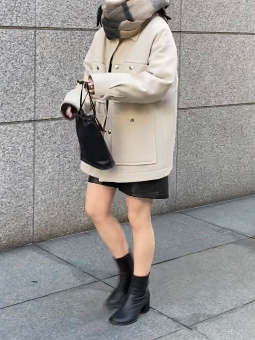 ベージュ系のブルゾン、ブラック系のその他パンツ、グレー系のマフラーを着用したレディースの秋コーディネートの2枚目の写真