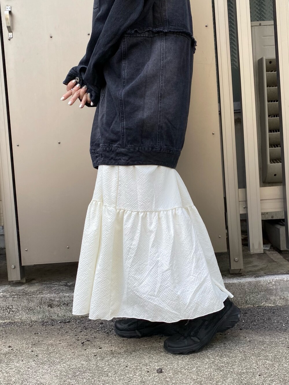 ホワイト系のワンピース、ブラック系のデニムジャケットを着用したレディースの秋コーディネートの4枚目の写真