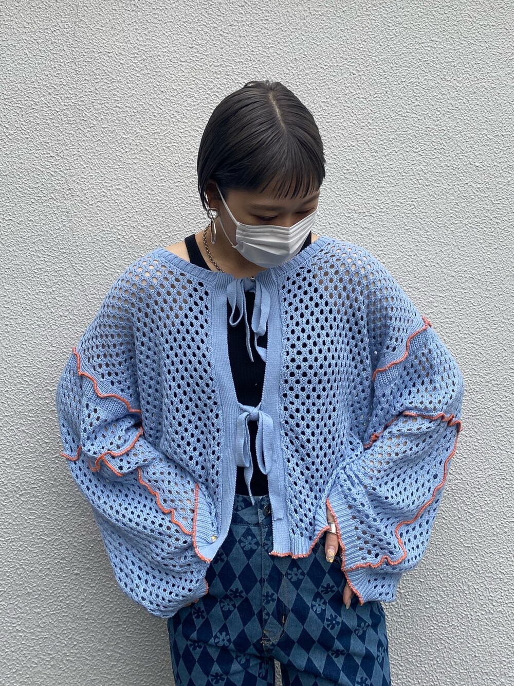 ブルー系のカーディガン/ボレロ、ブルー系のデニムパンツを着用したレディースの春コーディネートの3枚目の写真