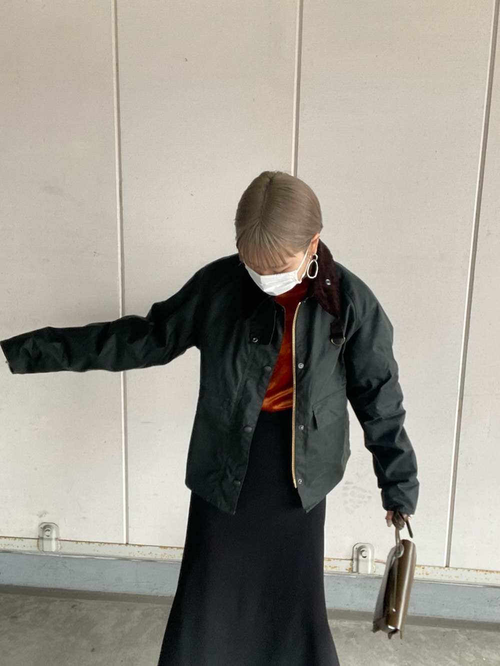 グリーン系のTシャツ/カットソー、ブラウン系のショルダーバッグを着用したレディースの秋コーディネートの2枚目の写真