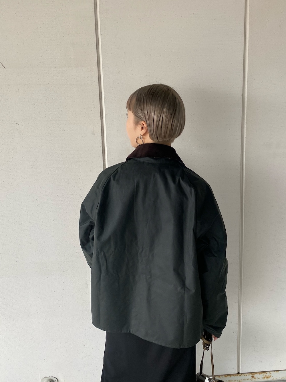 グリーン系のTシャツ/カットソー、ブラウン系のショルダーバッグを着用したレディースの秋コーディネートの3枚目の写真