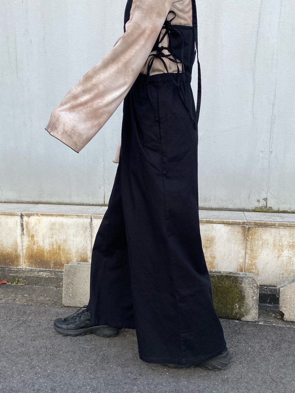 ブラウン系のTシャツ/カットソー、ブラック系のワンピースを着用したレディースの春コーディネートの4枚目の写真