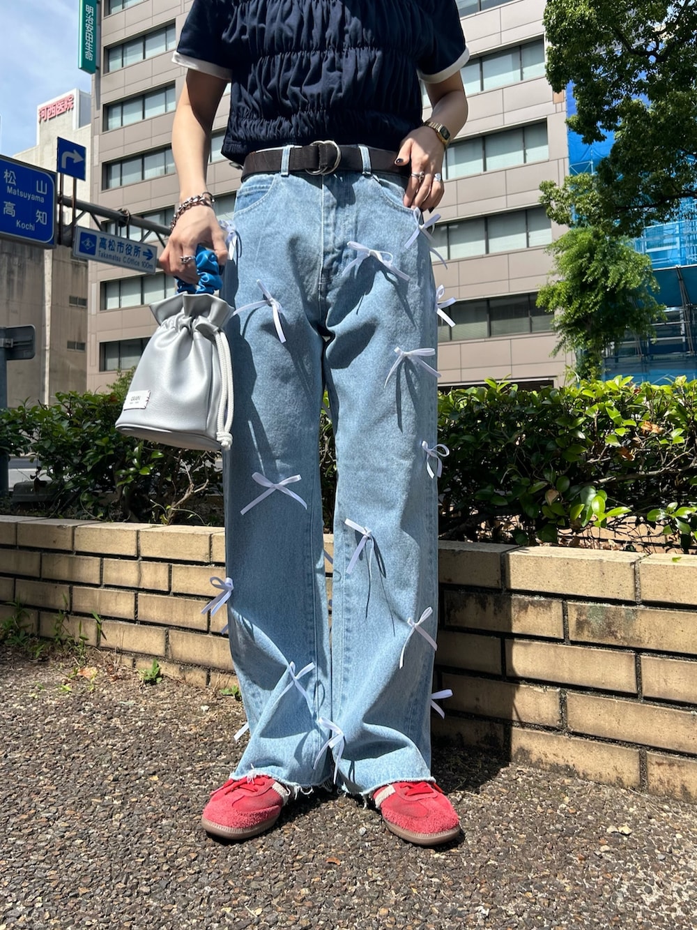 「ciaopanic、デニム、夏コーデ、スニーカー、大人カジュアル」｜「CIAOPANICの【5/31(金)12:00～販売開始】【HELLO.SANFRANCISCO/ハローサンフランシスコ】サテンリボンデニムパンツ（デニムパンツ、ブルー系）」を使った、田原美波さん（レディース・158cm）の夏コーディネートの3枚目の写真