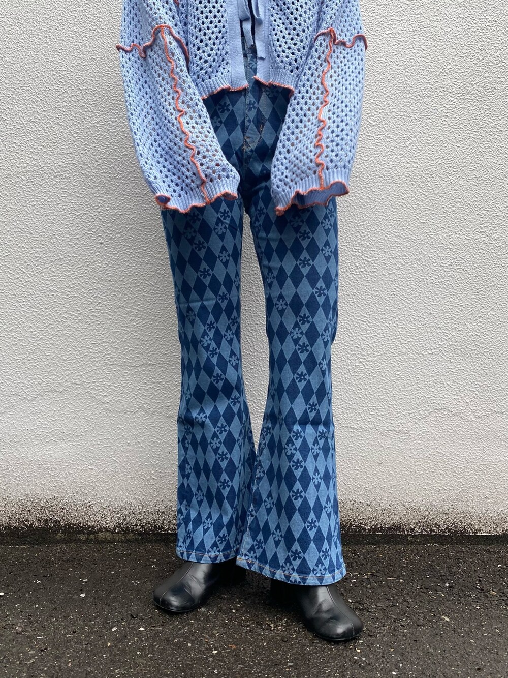 ブルー系のカーディガン/ボレロ、ブルー系のデニムパンツを着用したレディースの春コーディネートの4枚目の写真