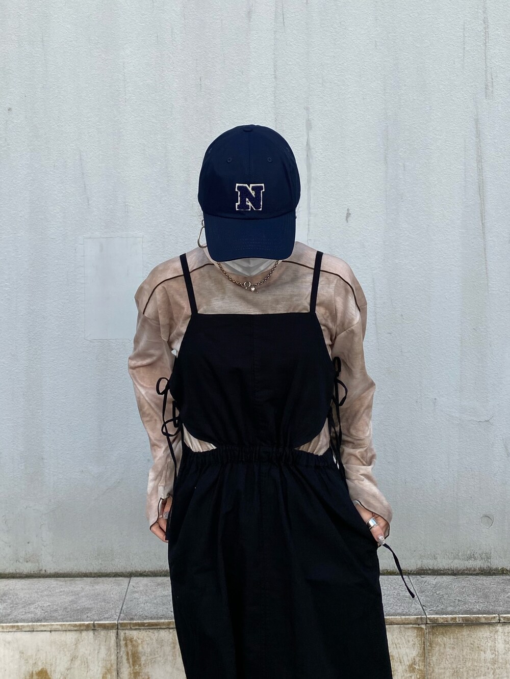 ブラウン系のTシャツ/カットソー、ブラック系のワンピースを着用したレディースの春コーディネートの3枚目の写真