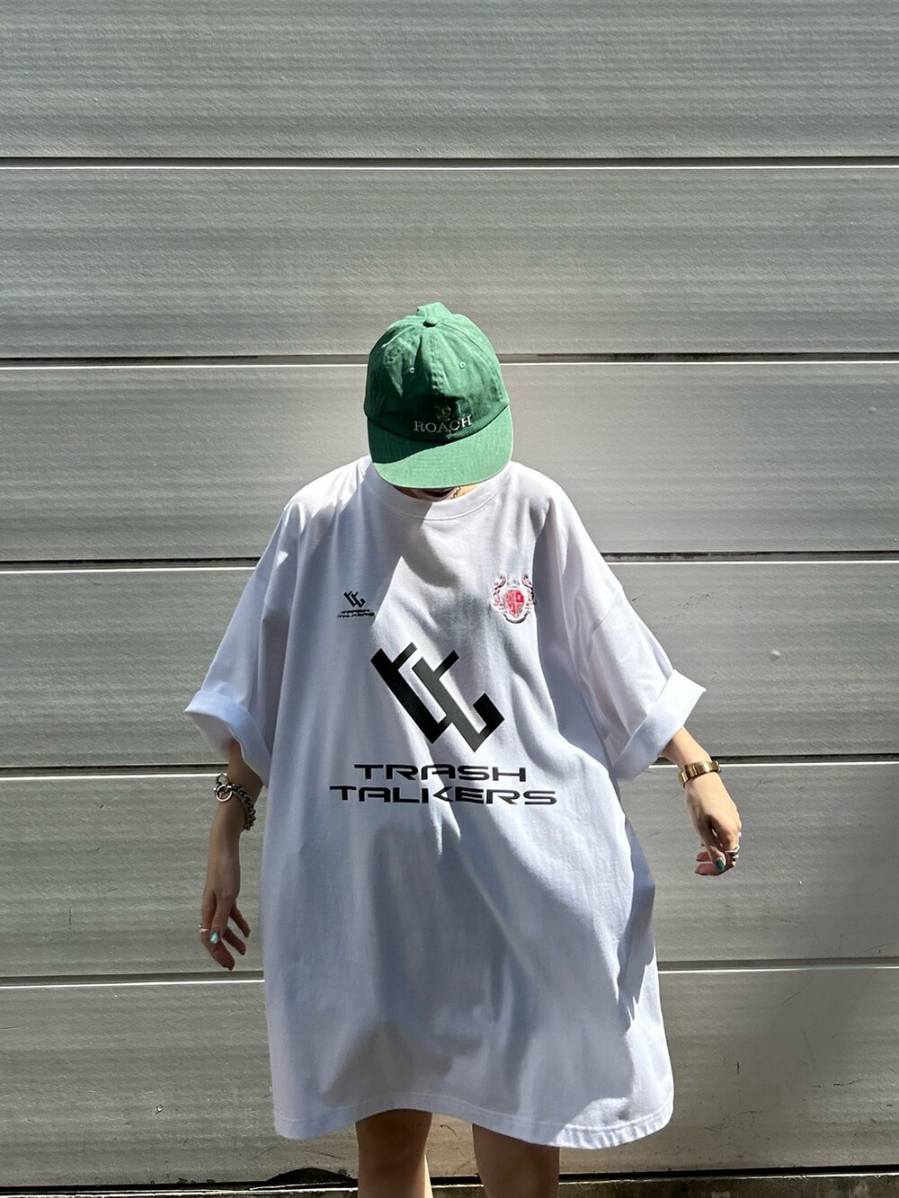 ホワイト系のTシャツ/カットソー、グリーン系のキャップを着用したレディースの夏コーディネートの2枚目の写真
