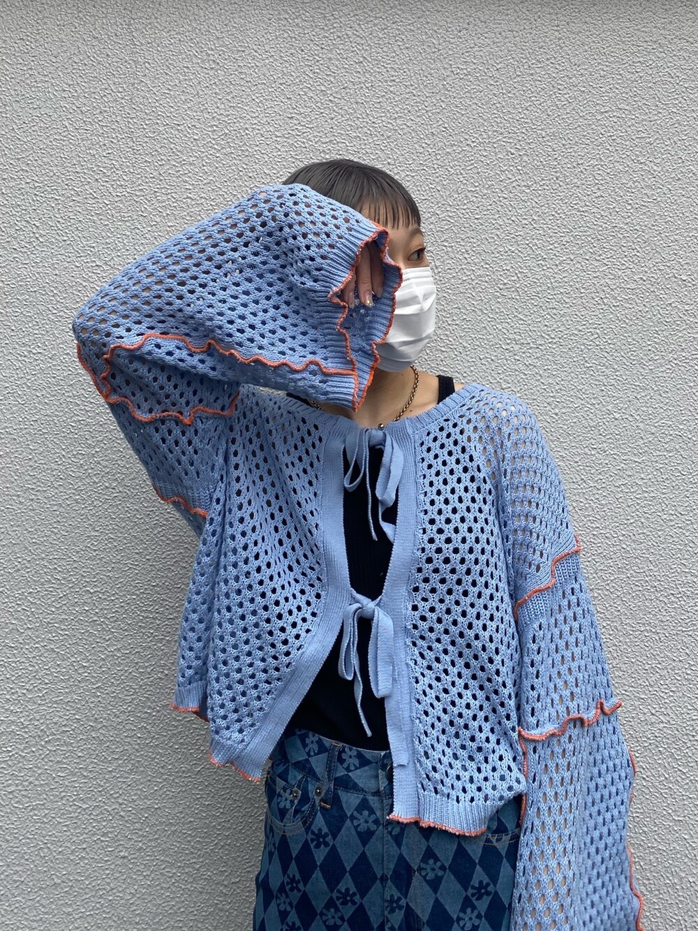 ブルー系のカーディガン/ボレロ、ブルー系のデニムパンツを着用したレディースの春コーディネートの2枚目の写真