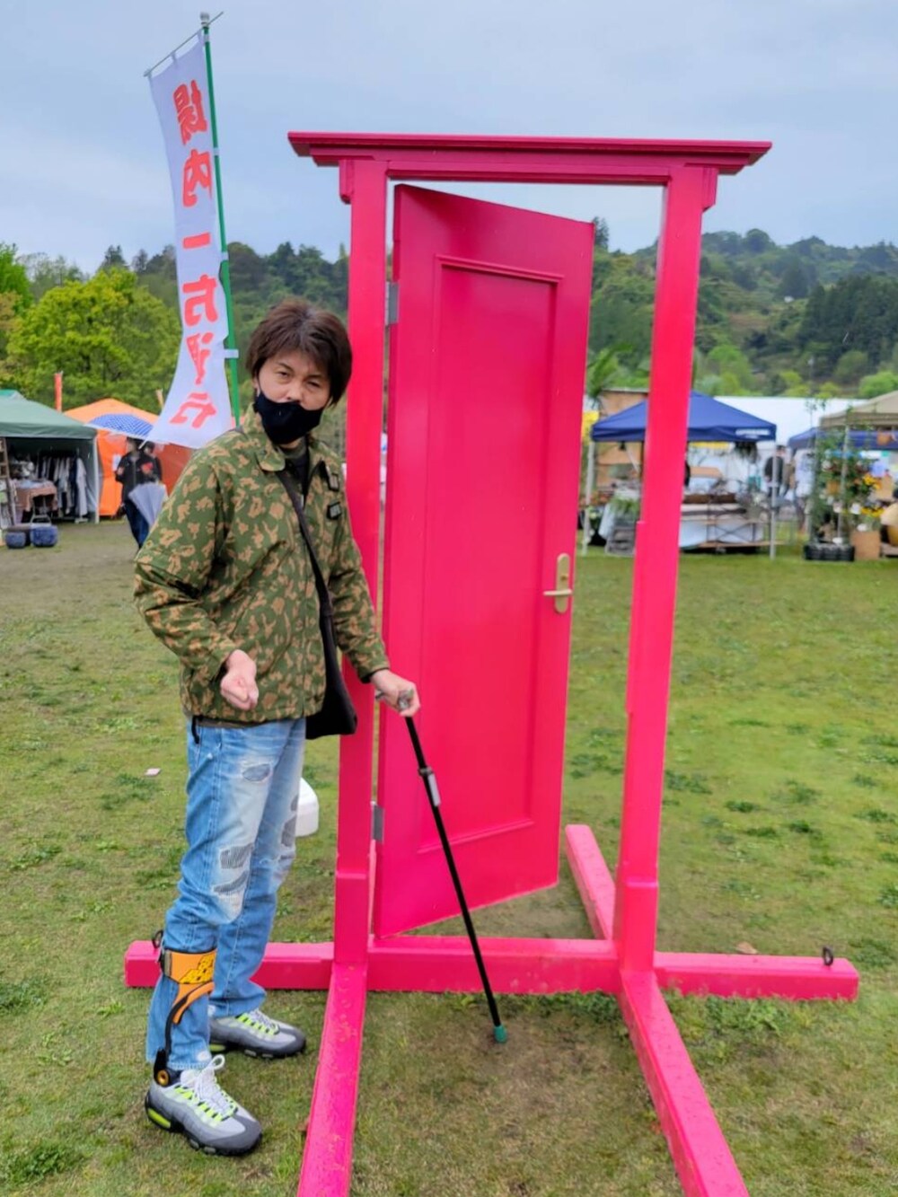「ウォーキングスタイル」｜「NEIGHBORHOODのアイテム（マスク、ブルー系）」を使った、🤘hiroyuki🤘さん（メンズ・181cm）の春コーディネートの2枚目の写真