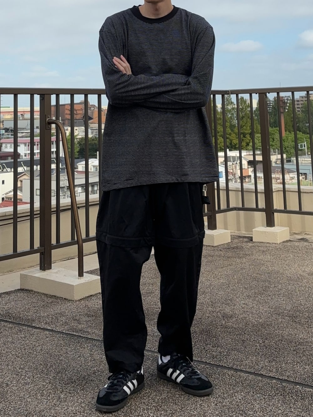 ブラック系のTシャツ/カットソー、ブラック系のその他パンツ、ブラック系のスニーカーを着用したメンズの秋コーディネートの2枚目の写真