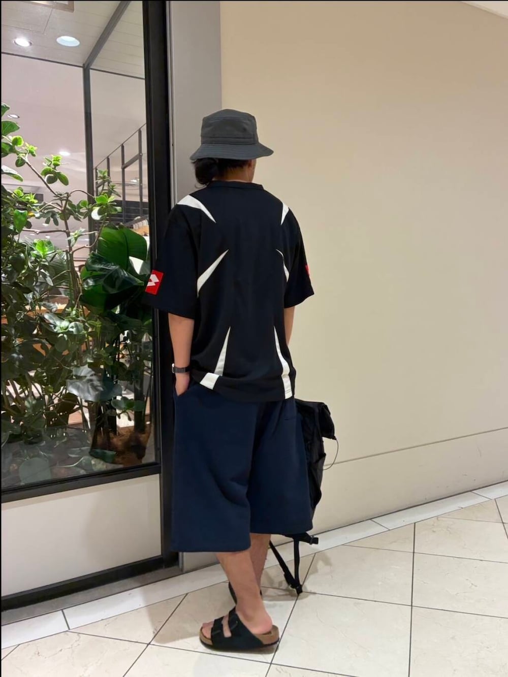 「スポーツミックス、ハット、紫外線対策、サマーショーツ、外遊びコーデ、lotto」|「BIRKENSTOCKのBIRKENSTOCK Arizona(Narrow)(サンダル、ブラック系)」を使った、あべちゃんさん(メンズ・174cm)の春コーディネートの2枚目の写真