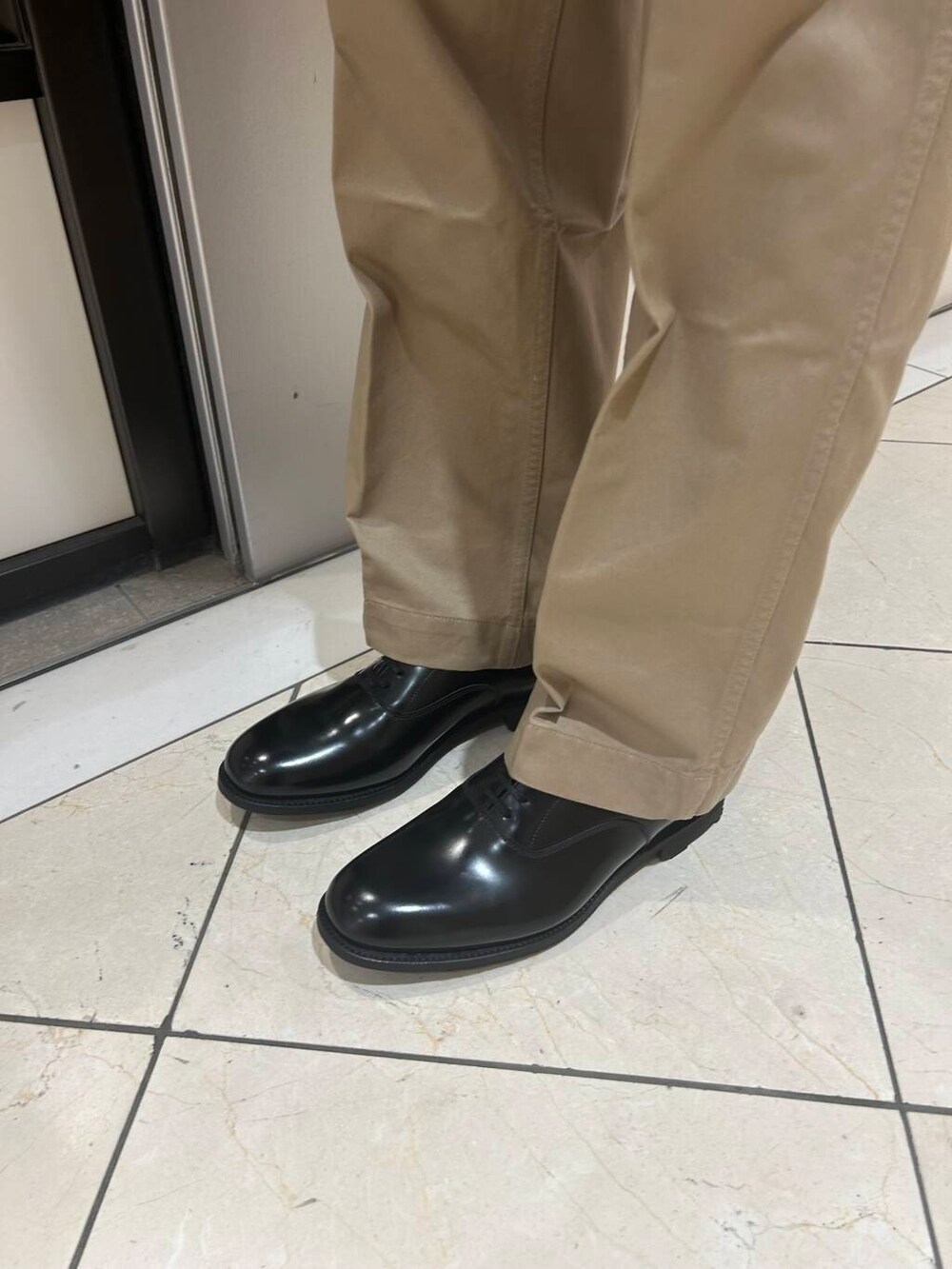 ブルー系のシャツ/ブラウス、ベージュ系のその他パンツ、ブラック系のドレスシューズを着用したメンズの夏コーディネートの4枚目の写真