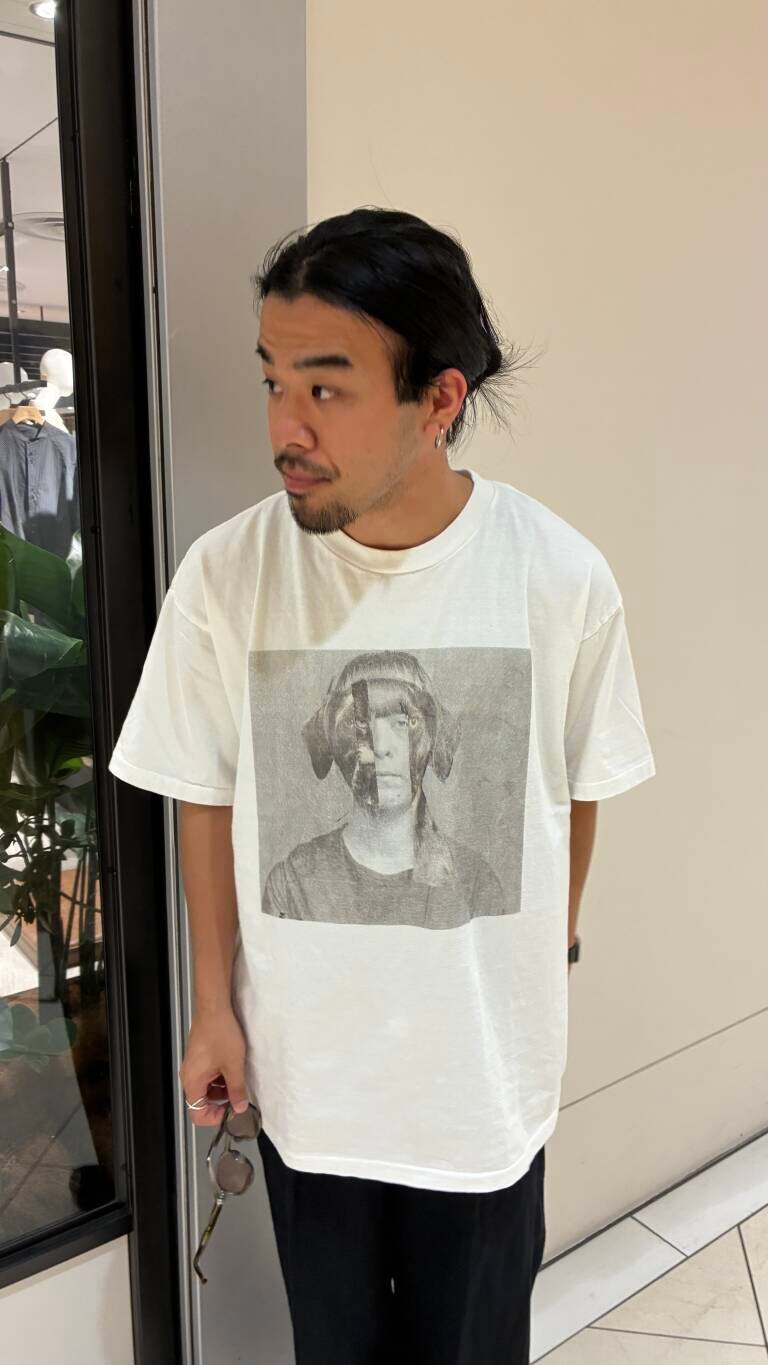 ブラック系のその他パンツ、グレー系のメガネを着用したメンズの春コーディネートの3枚目の写真