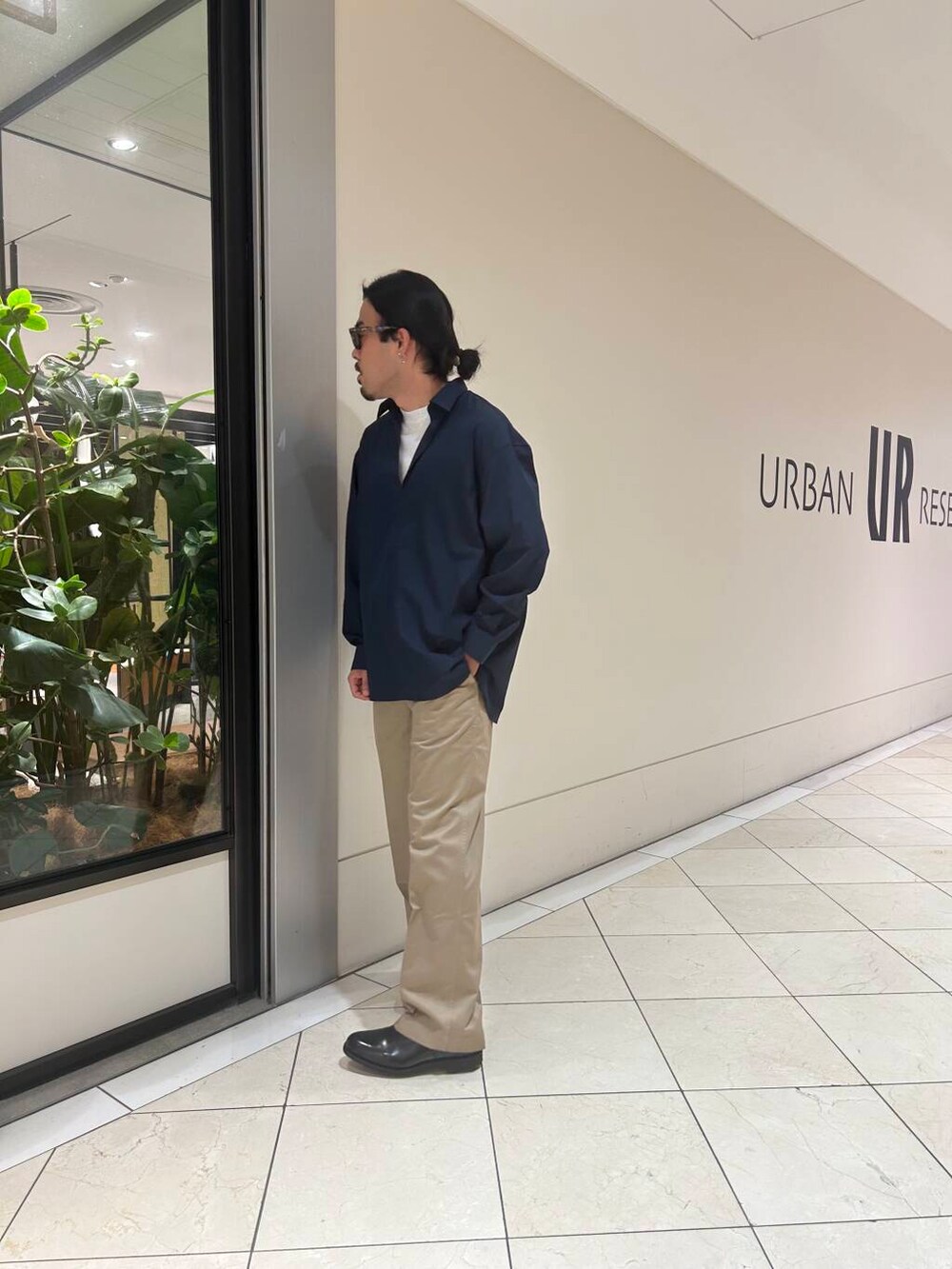 ブルー系のシャツ/ブラウス、ベージュ系のその他パンツ、ブラック系のドレスシューズを着用したメンズの夏コーディネートの2枚目の写真