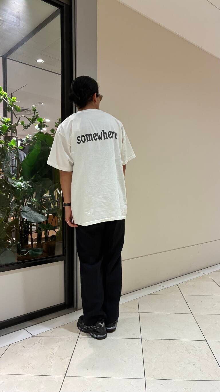 ブラック系のその他パンツ、グレー系のメガネを着用したメンズの春コーディネートの2枚目の写真