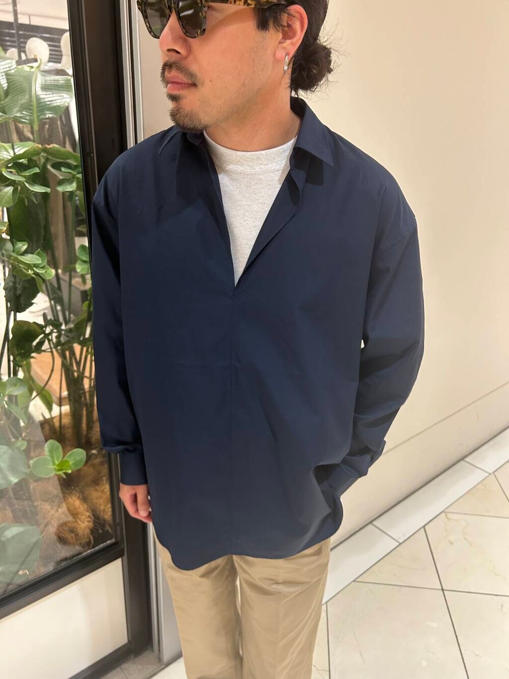 ブルー系のシャツ/ブラウス、ベージュ系のその他パンツ、ブラック系のドレスシューズを着用したメンズの夏コーディネートの3枚目の写真