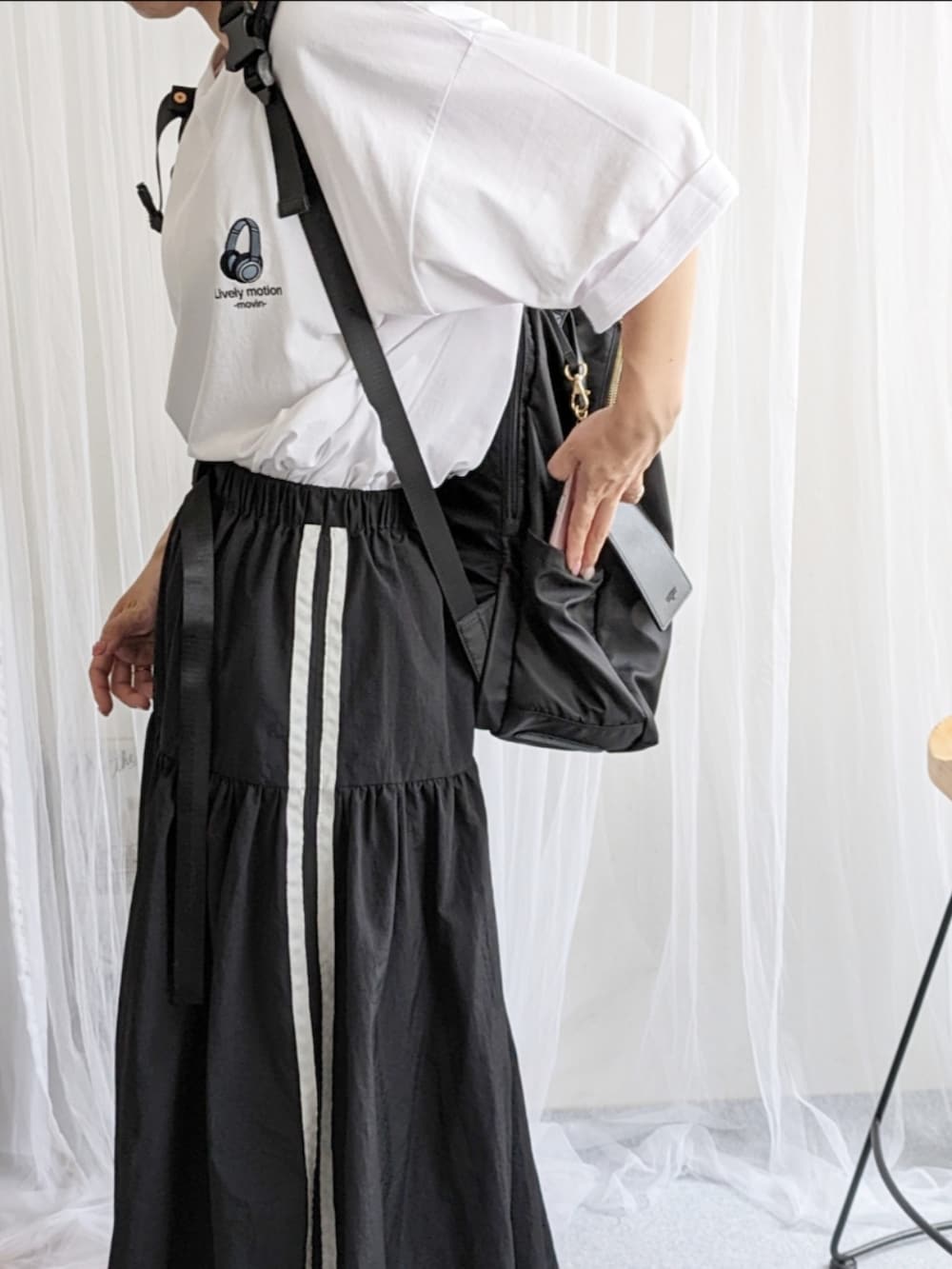 「夏コーデ、プチプラ、お出かけコーデ、モノトーン、ラインスカート、カーゴスカート、プリントT、リュック、ママコーデ、運動会、高身長コーデ、骨格ウェーブ」｜「ILL'Sの24SS 新柄追加 イラストバックプリント / ワンポイント刺繍 ビッグシルエット半袖Tシャツ カットソー ユニセックス【ILL'S】（Tシャツ/カットソー、ホワイト系）」を使った、yu.さん（骨格ウェーブ・レディース・165cm）の夏コーディネートの4枚目の写真