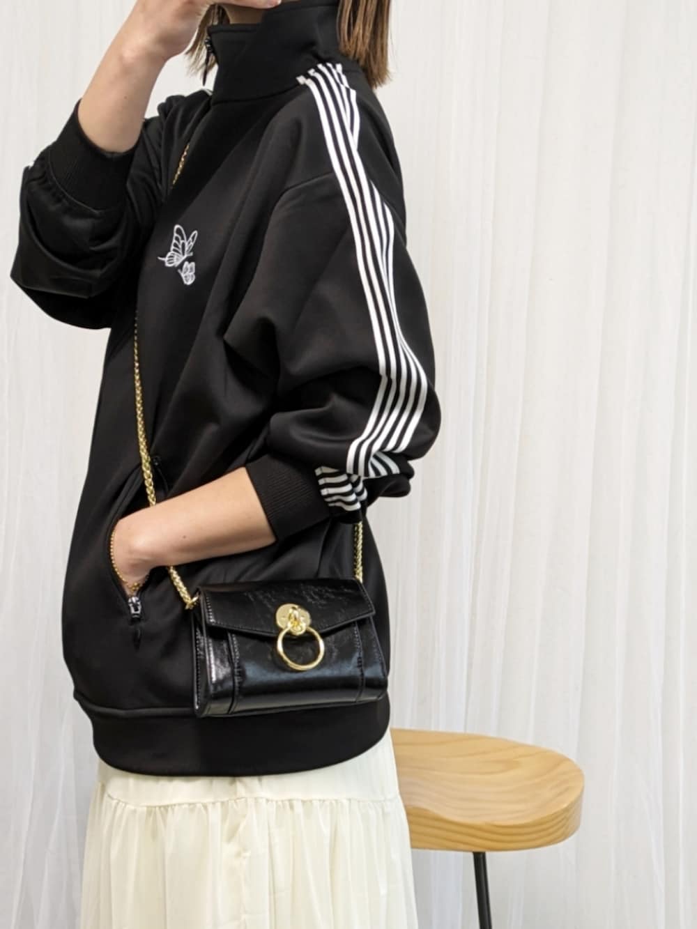 ブラック系のジャージ、ブラック系のバッグ、グリーン系のその他パンツを着用したレディースの春コーディネートの4枚目の写真