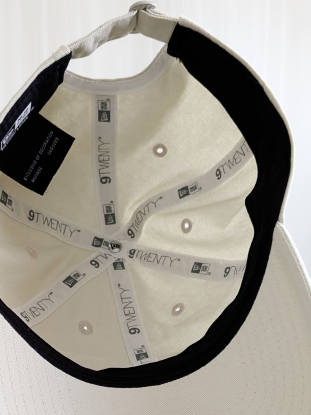 ブラック系のブーツ、ホワイト系のワンピース、ホワイト系のキャップを着用したレディースの夏コーディネートの5枚目の写真