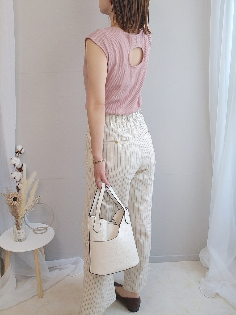 ホワイト系のハンドバッグ、ピンク系のTシャツ/カットソー、その他のその他パンツを着用したレディースの夏コーディネートの3枚目の写真