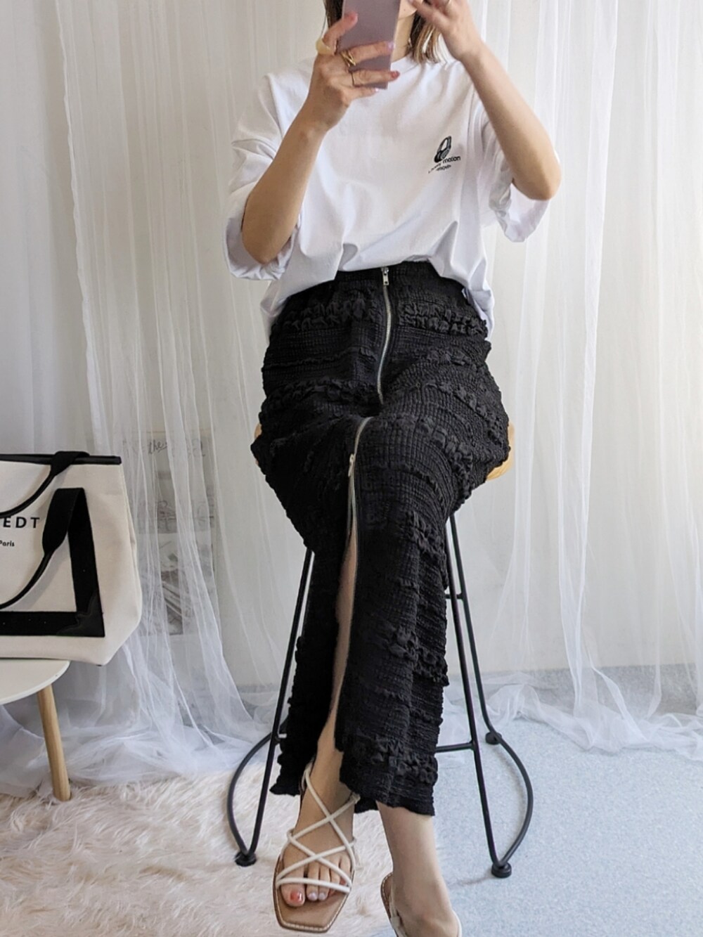 ホワイト系のTシャツ/カットソー、ホワイト系のトートバッグを着用したレディースの夏コーディネートの3枚目の写真