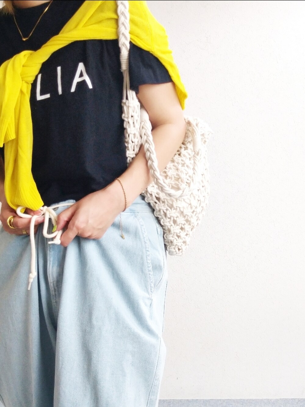その他のTシャツ/カットソー、イエロー系のカーディガン/ボレロ、ブルー系のデニムパンツを着用したレディースの夏コーディネートの2枚目の写真