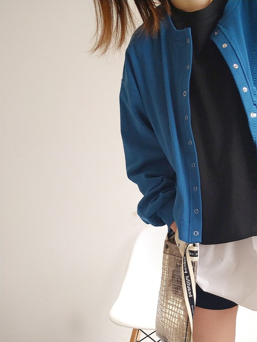 ブルー系のカーディガン/ボレロ、ブラック系のアンサンブル、ブラック系のショルダーバッグを着用したレディースの春コーディネートの4枚目の写真