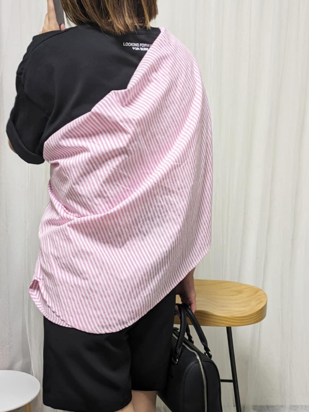 ブラック系のTシャツ/カットソー、ピンク系のシャツ/ブラウス、ブラック系のバッグを着用したレディースの春コーディネートの3枚目の写真