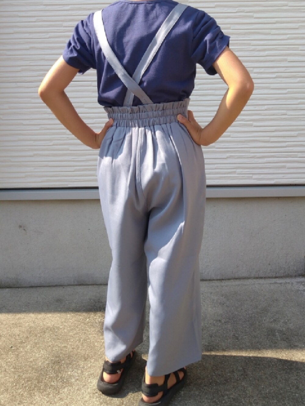 ブルー系のTシャツ/カットソー、ブルー系のその他パンツ、ブラック系のサンダルを着用したキッズの夏コーディネートの4枚目の写真