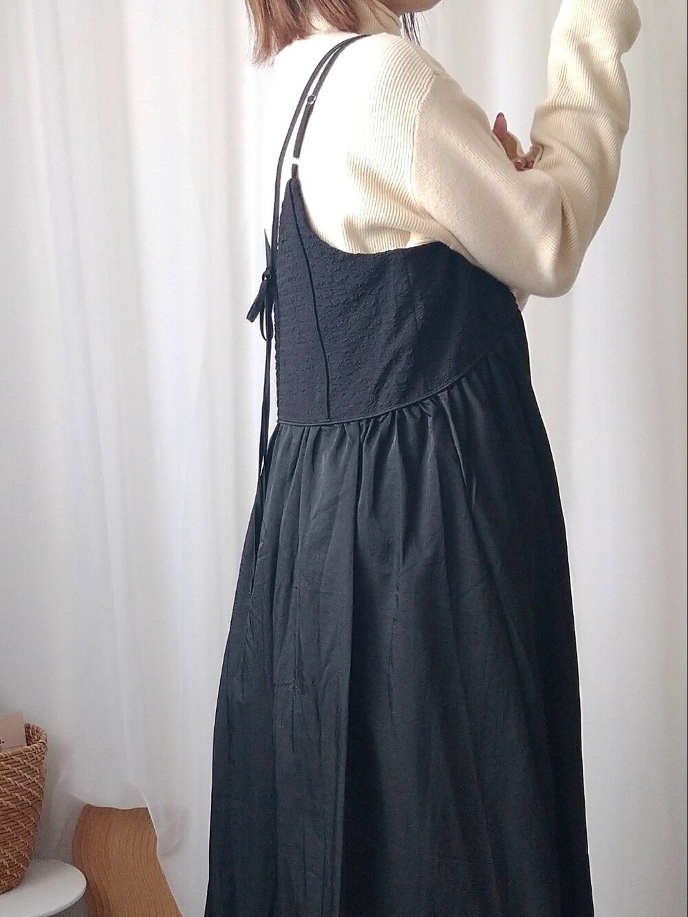 ブラック系のワンピース、ベージュ系のノーカラージャケット、ブラック系のトートバッグを着用したレディースの秋コーディネートの4枚目の写真