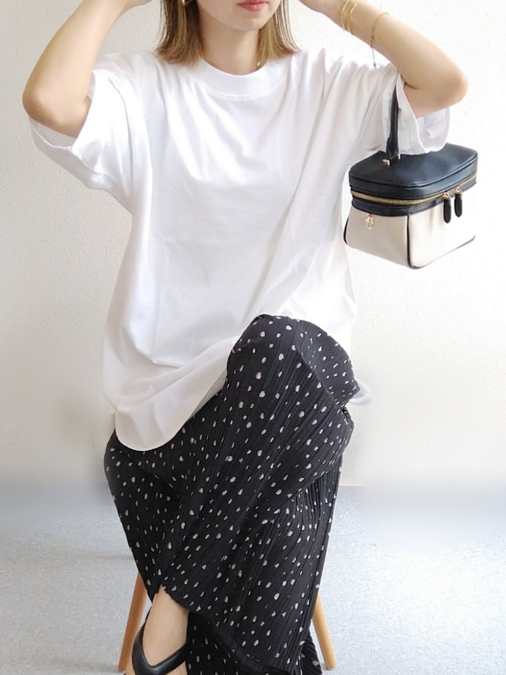 ホワイト系のTシャツ/カットソー、ブラック系のその他パンツ、ブラック系のサンダルを着用したレディースの春コーディネートの2枚目の写真