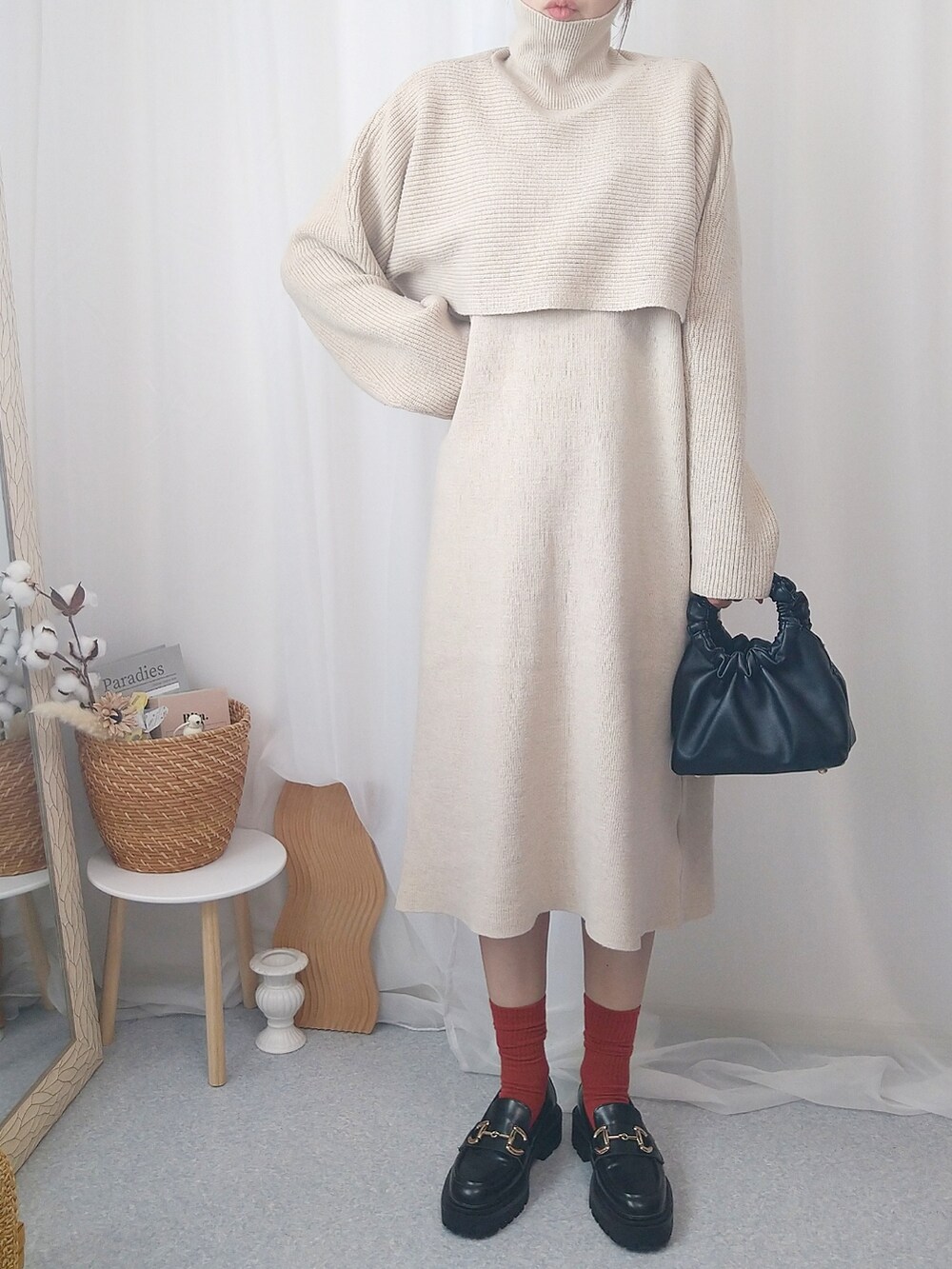 ベージュ系のステンカラーコート、ホワイト系のワンピース、ブラック系のショルダーバッグを着用したレディースの秋コーディネートの2枚目の写真